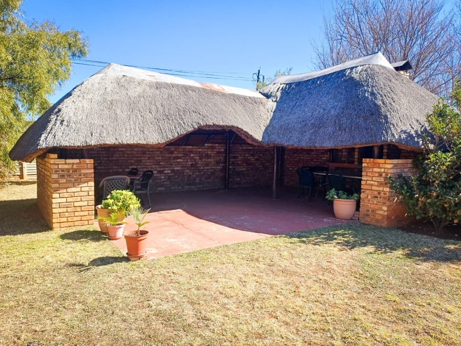 4 Bedroom Property for Sale in Kannoniers Park North West